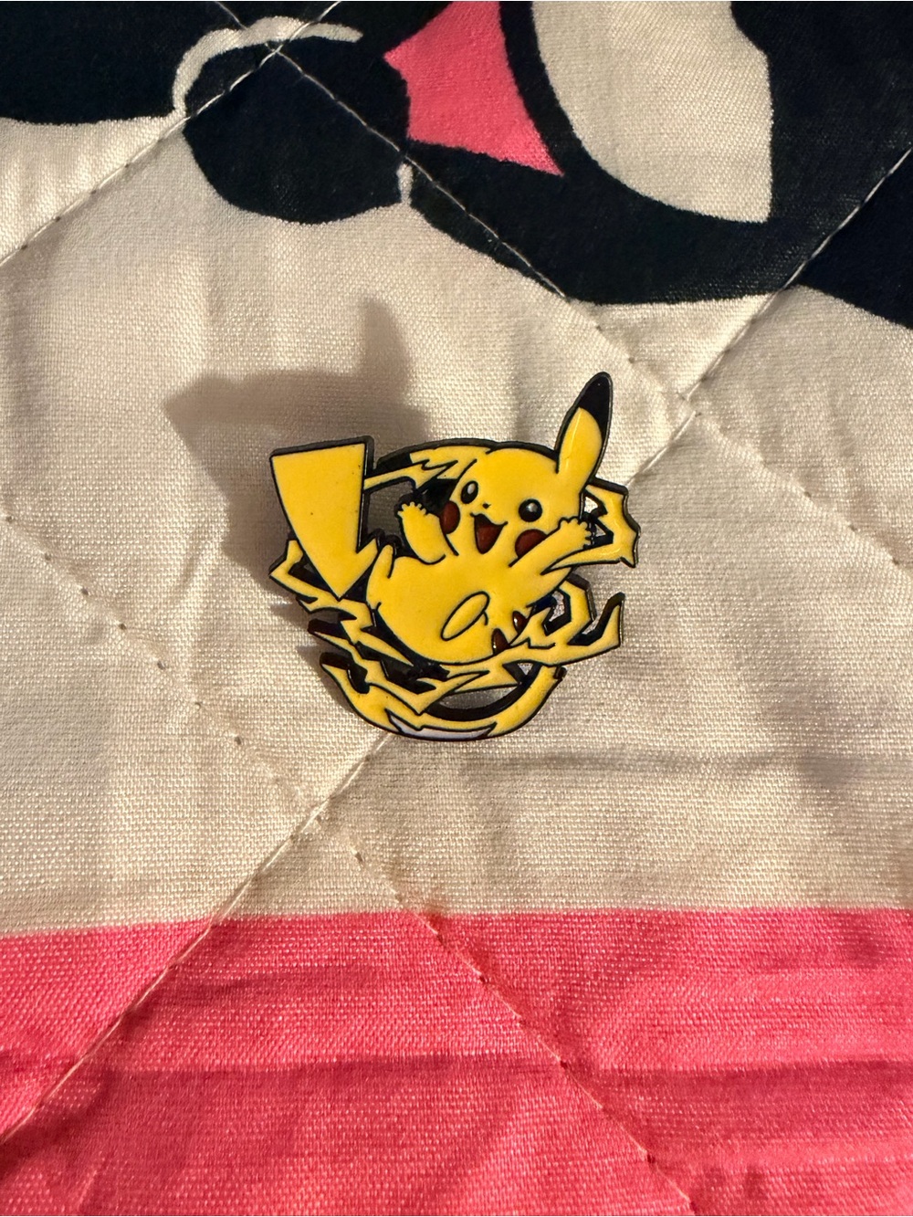 Pikachu metal pin- Yellow